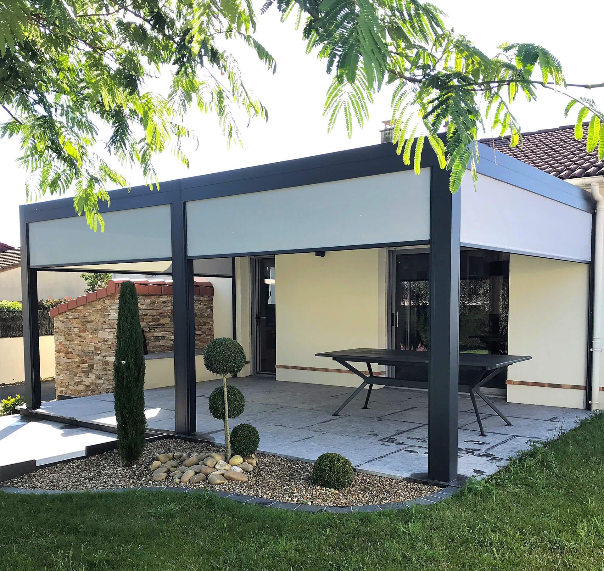 Pergolas bioclimatique en alu Réalisation et pose de pergolas sur Les Herbiers par la menuiserie Yvon Moreau