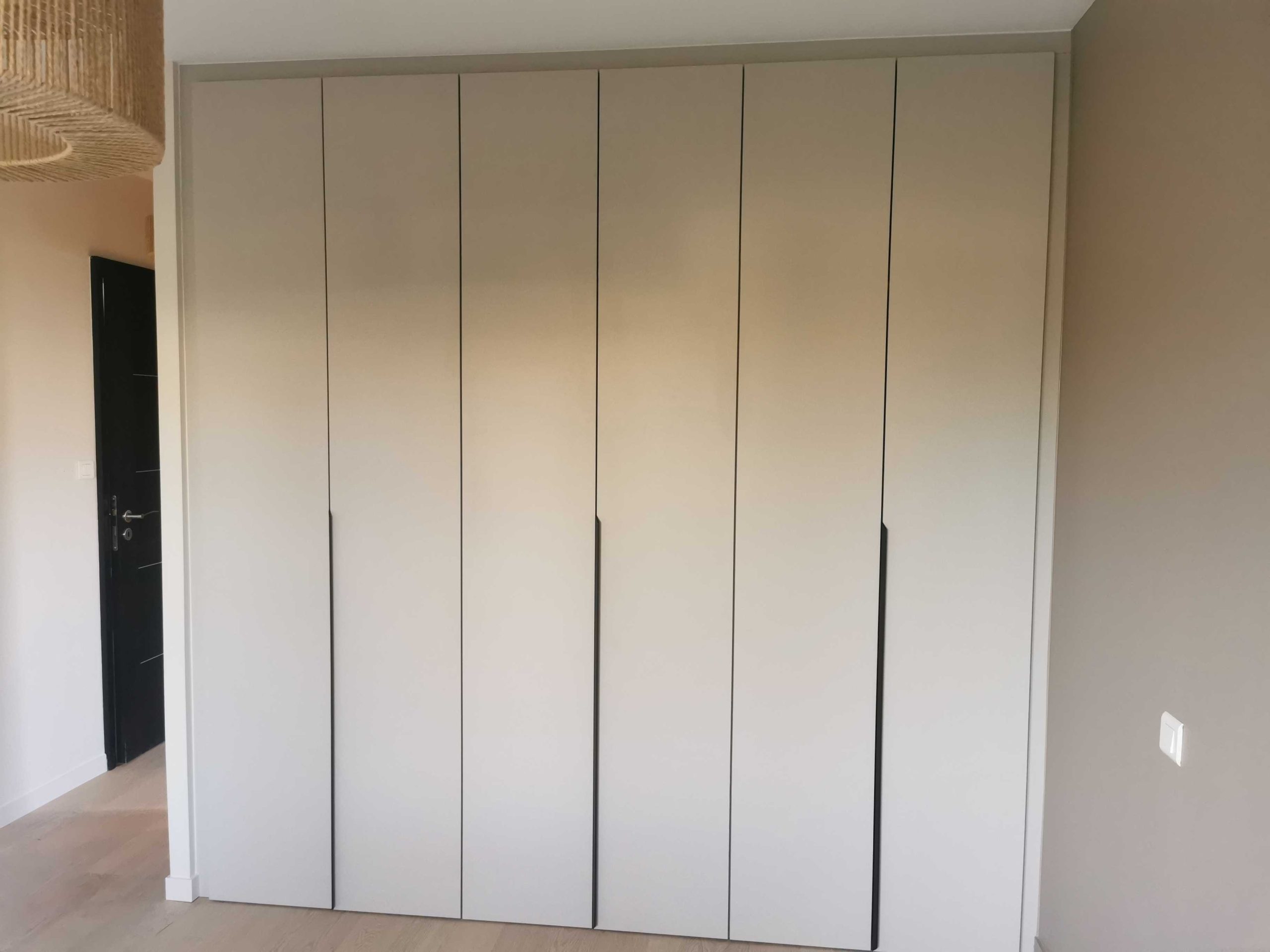 Dressing sur mesure fermé avec portes et poignées profils noir