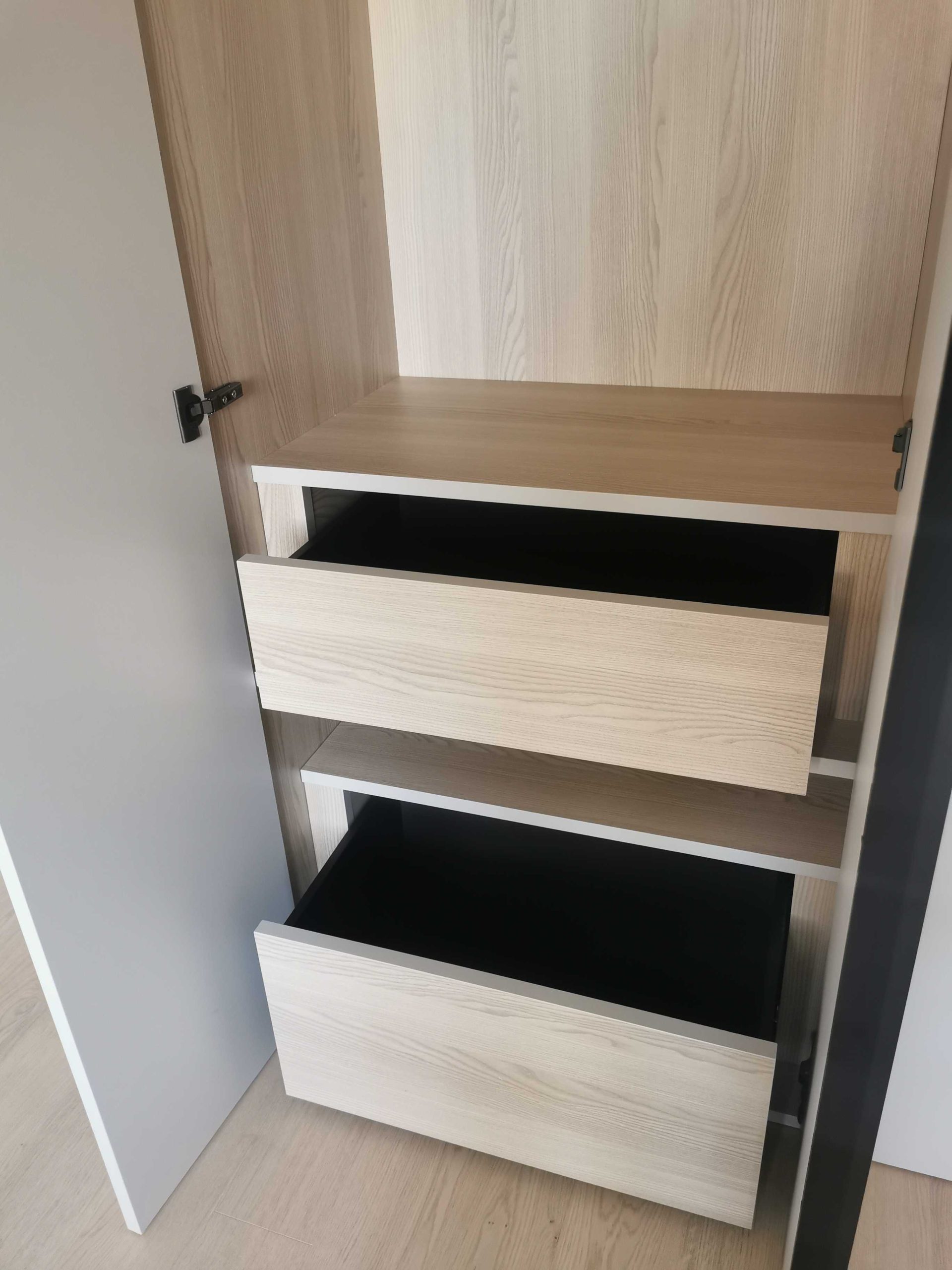 Agencement dressing sur mesure avec tiroir intérieur noir. Chaque détail est personnalisable. 