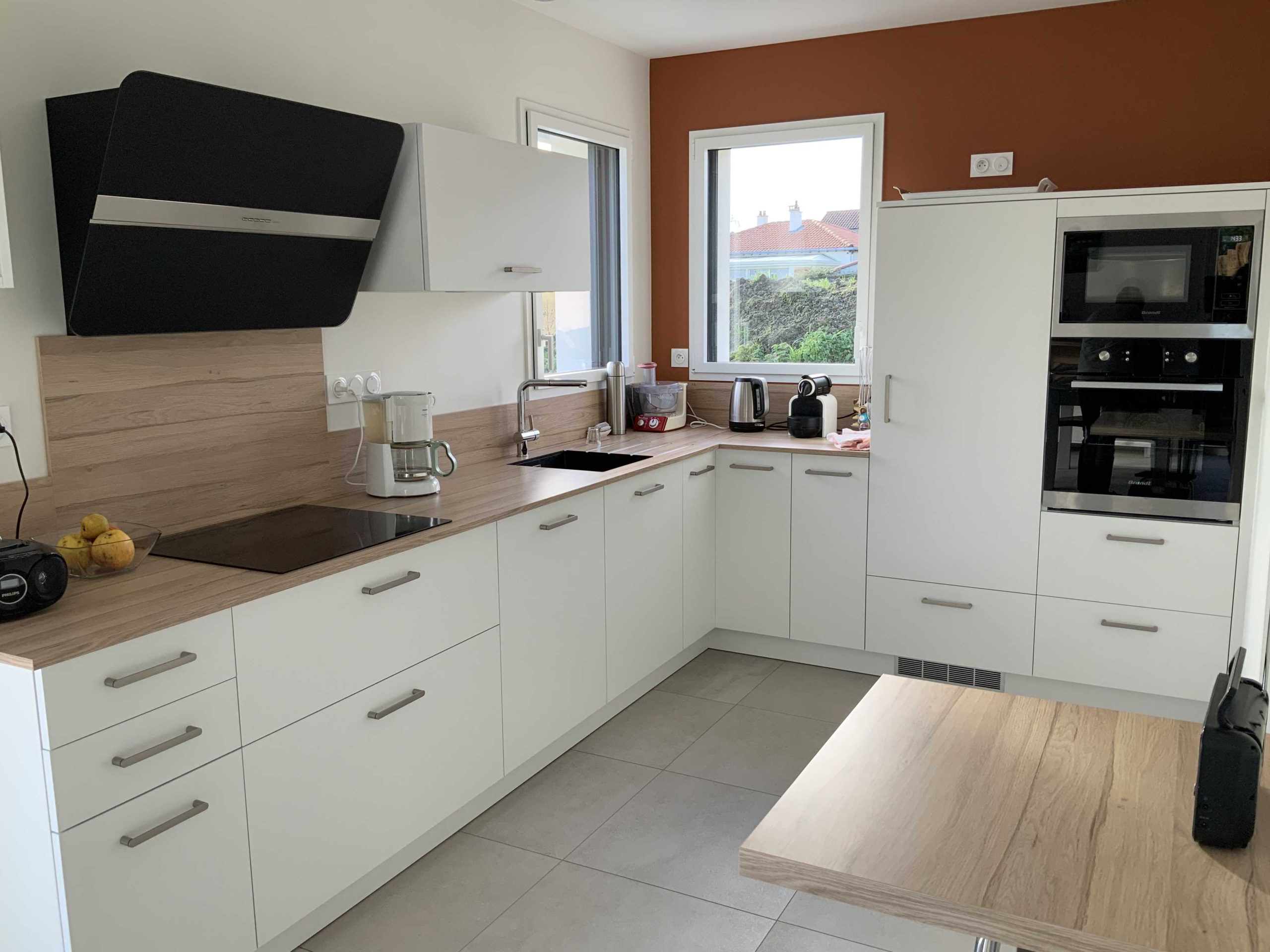 Cuisine sur mesure blanc et bois. Plan stratifié compact