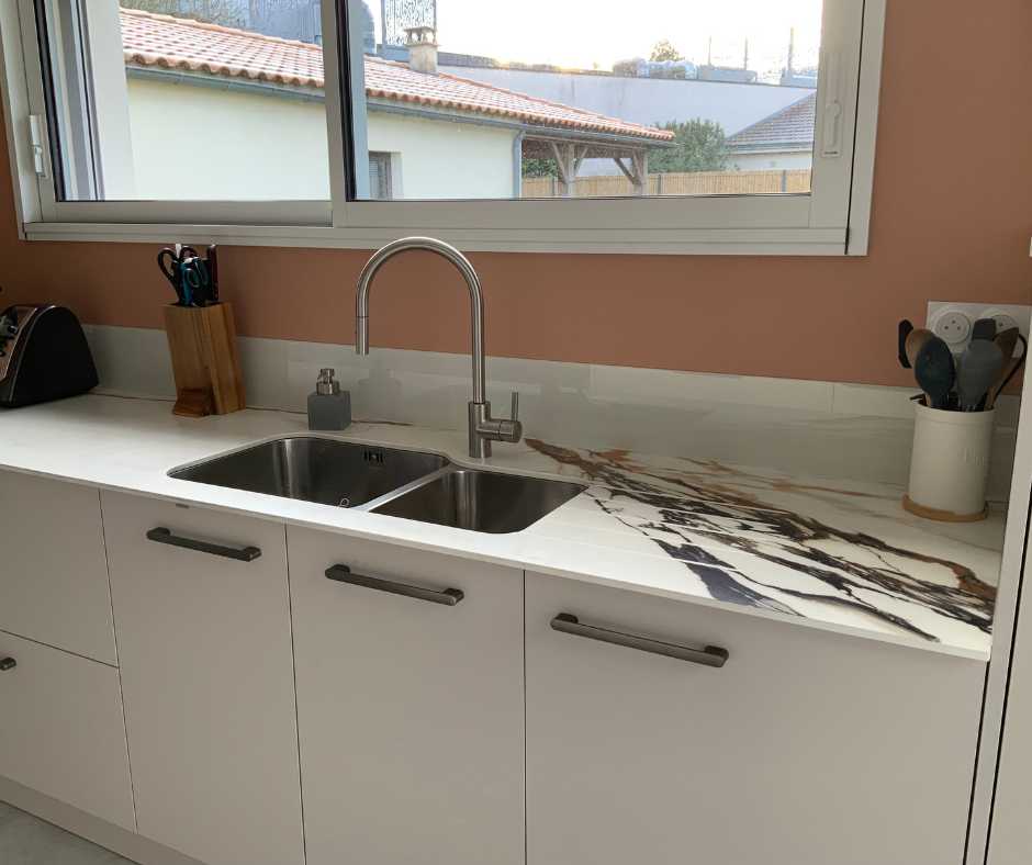 Cuisine sur mesure avec cuves sous plan, plan en céramique