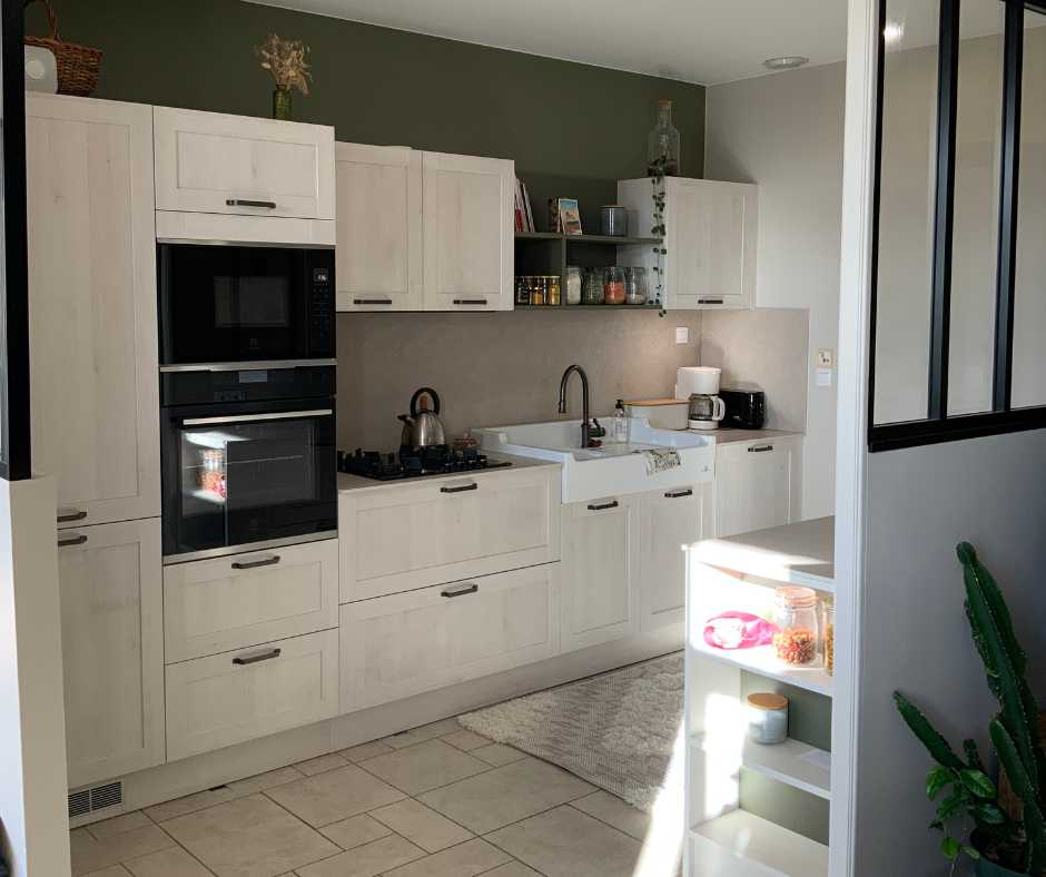 Cuisine sur mesure avec portes cadres et plan en céramique