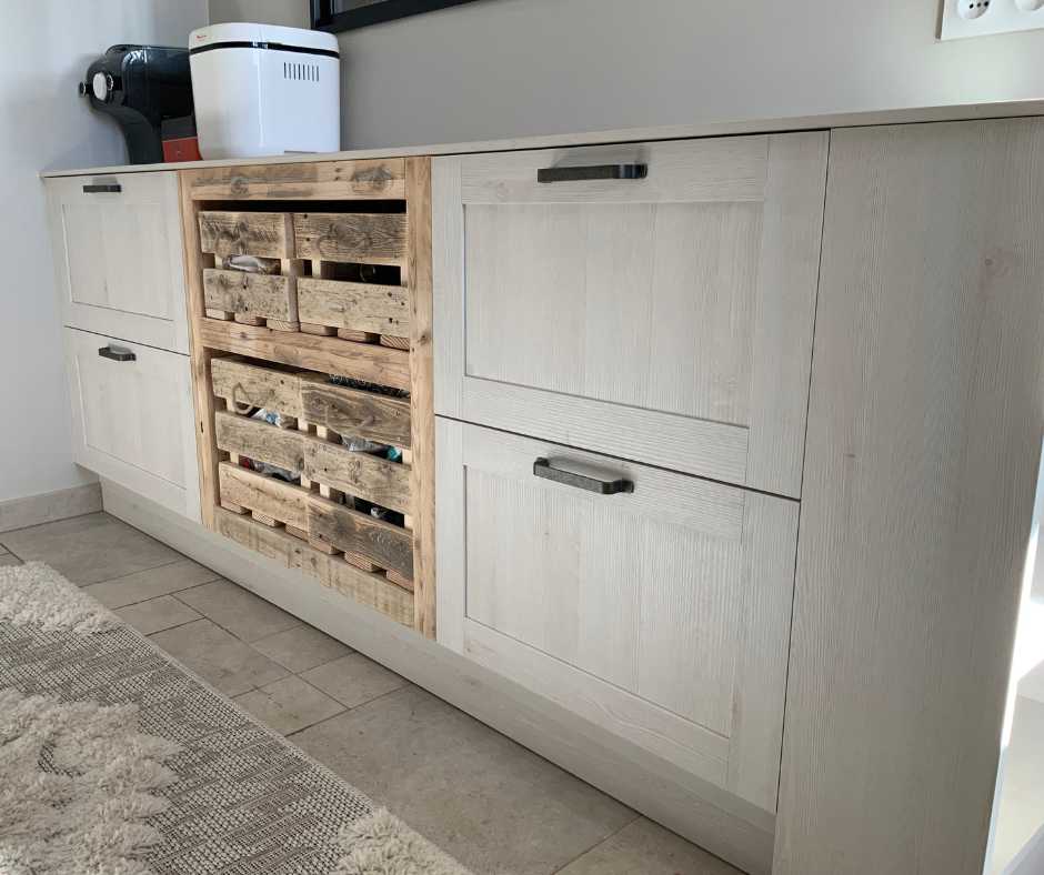 Cuisine sur mesure avec paniers en bois de palettes recyclé pour le tri des déchets et le stockage des légumes