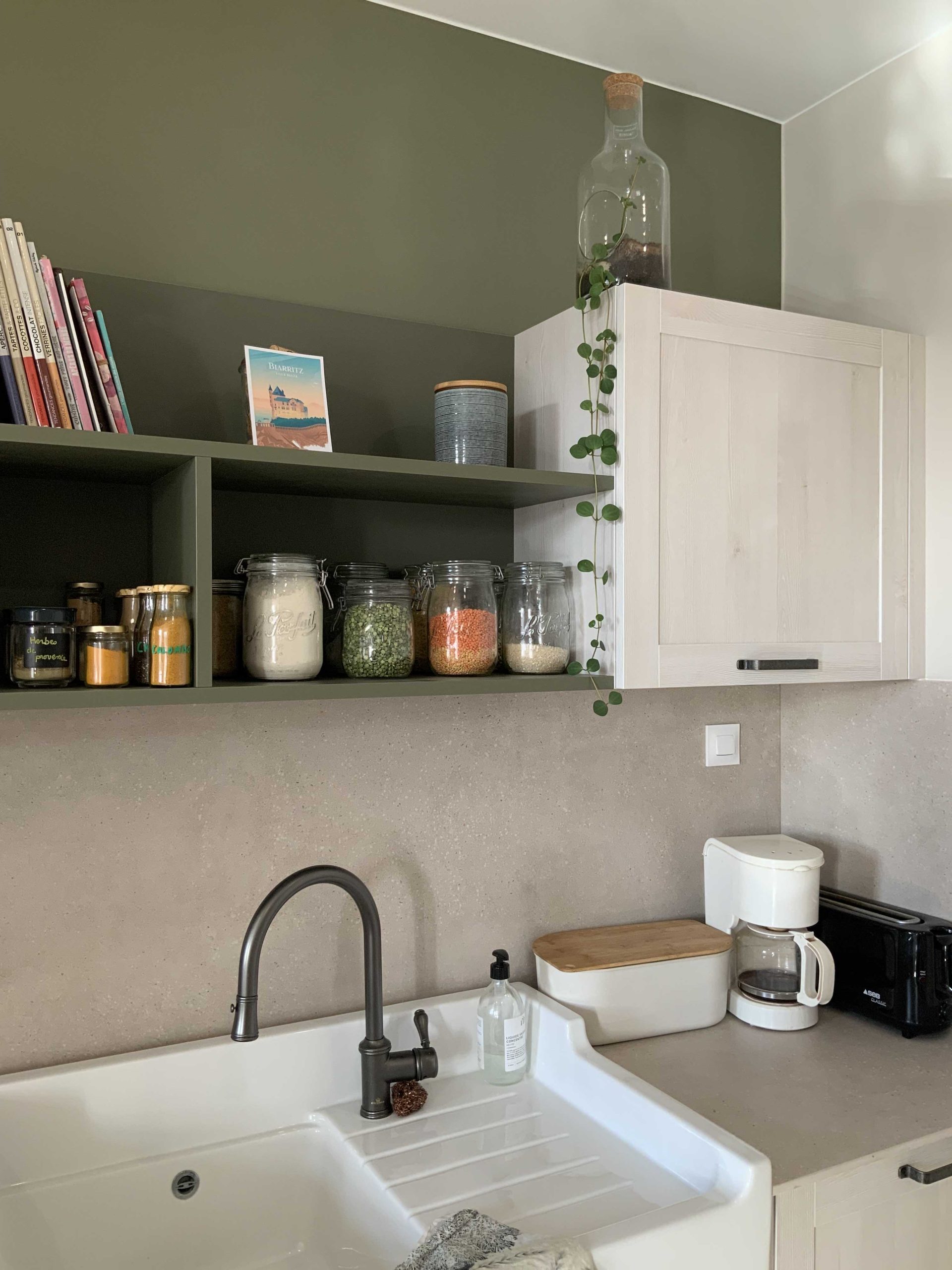 Cuisine sur mesure avec niches décoratives 