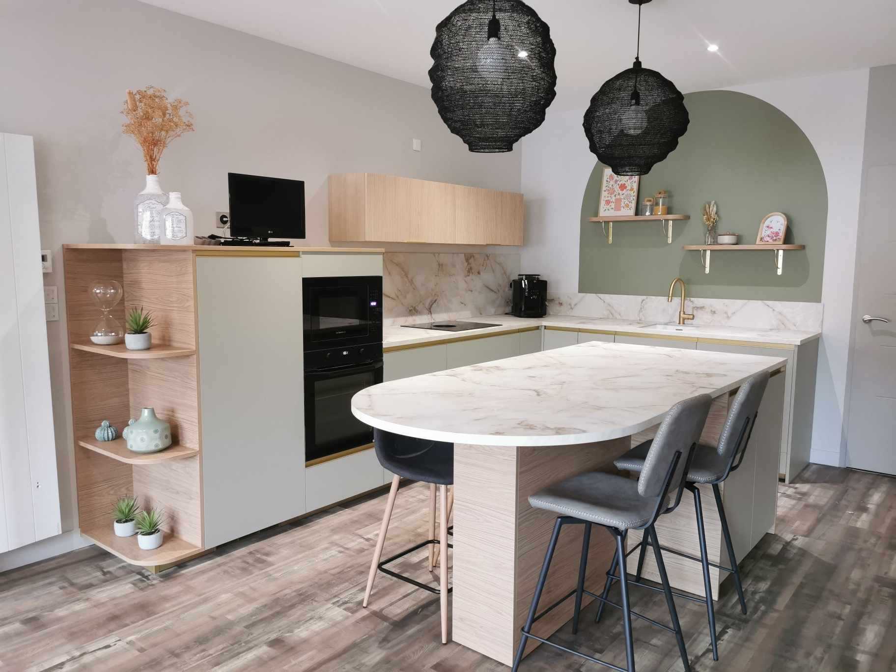 Cuisine sur mesure coloris vert sauge et plan stratifié effet marbre
