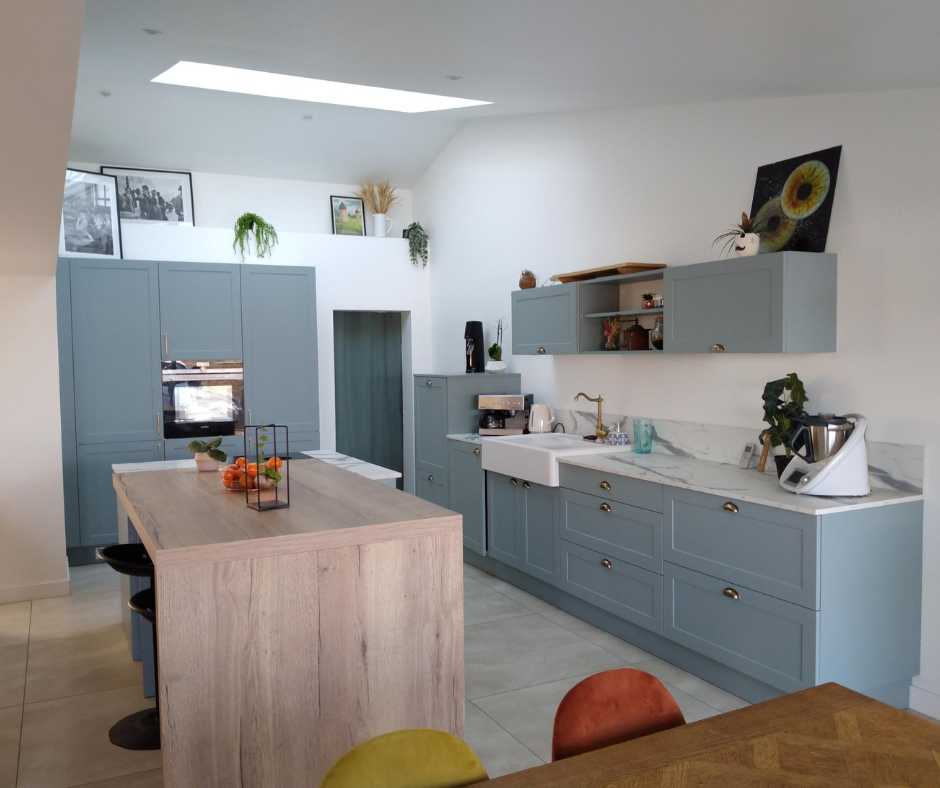 Cuisine sur mesure, portes cadres, évier timbre, plan stratifié imitation marbre. 
