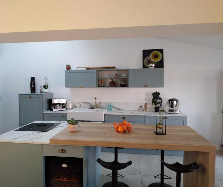Cuisine sur mesure, portes cadres, évier timbre, plan stratifié imitation marbre. 